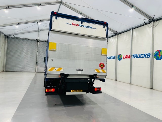 Volvo FM 300 6×2 Sleeper Cab Curtainsider