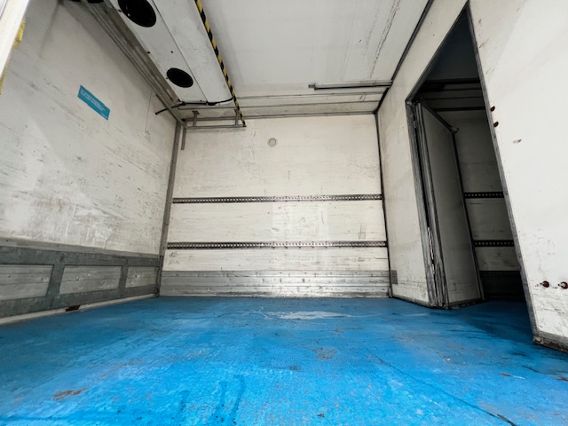 Mercedes Axor 2529 6×2 Rear Lift Sleeper Cab Fridge Box