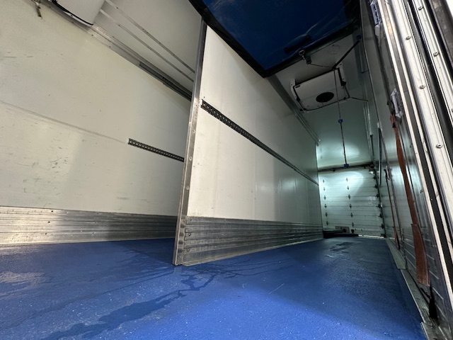 DAF CF 370 6×2 Sleeper Cab Fridge Box