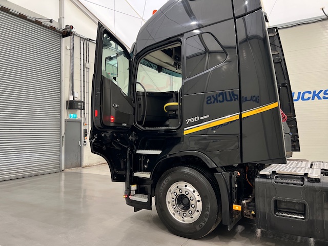 Volvo FH16 750 6×2 Midlift Tractor Unit