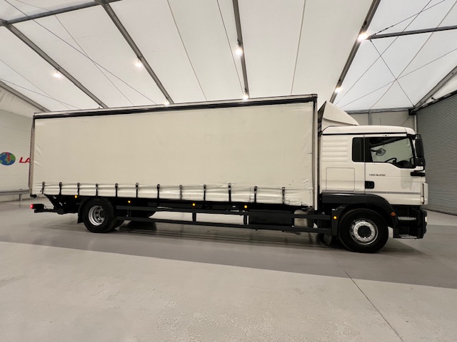 MAN TGM 18.250 4×2 Sleeper Cab Curtainsider