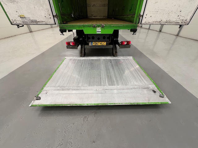Mercedes Actros 2536 6×2 Sleeper Cab Curtainsider