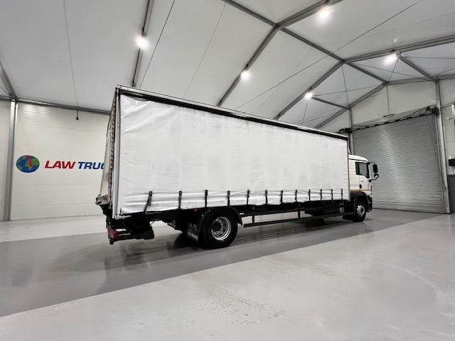 MAN TGM 18.250 4×2 Sleeper Cab Curtainsider