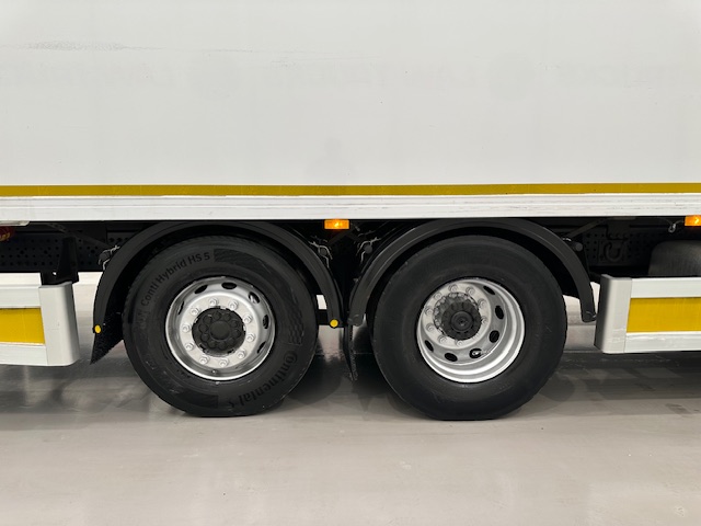 Mercedes Antos 2532 6×2 Rear Lift Day Cab Fridge Box