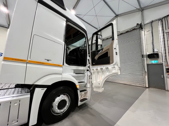 Mercedes Actros 2545 6×2 Midlift Tractor Unit