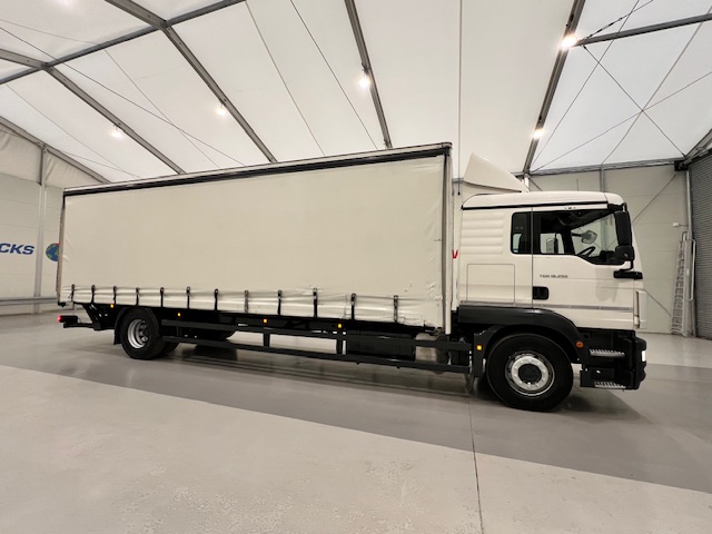 MAN TGM 18.250 4×2 Sleeper Cab Curtainsider