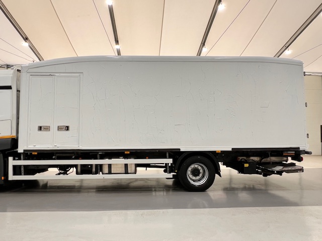 Mercedes Actros 1824 4×2 Sleeper Cab Fridge Box