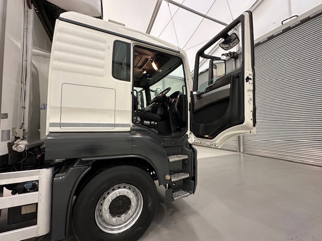 MAN TGS 26.320 6×2 Sleeper Cab Fridge Box