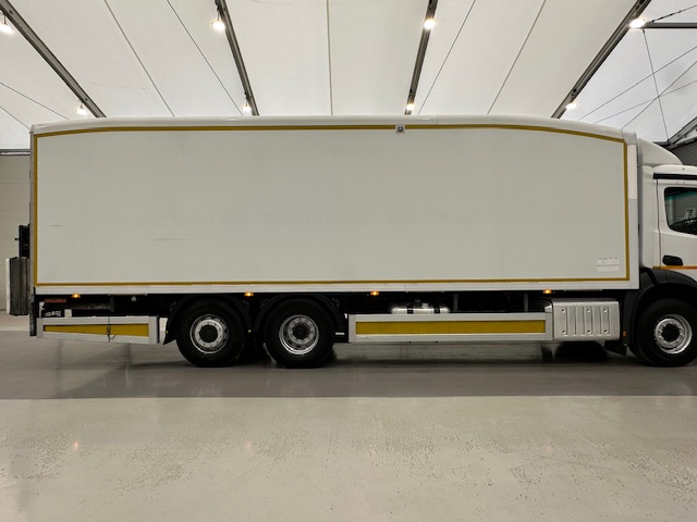 Mercedes Antos 2532 6×2 Rear Lift Day Cab Fridge Box