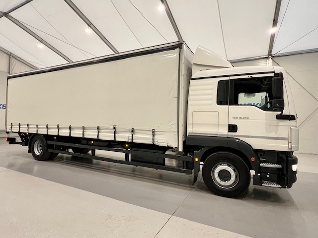 MAN TGM 18.250 4×2 Sleeper Cab Curtainsider