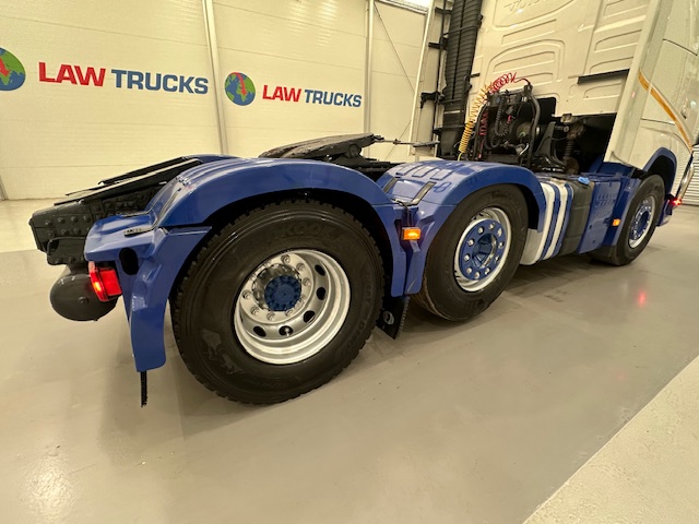 Volvo FH 500 Euro 5 6×2 Tractor Unit Safari Edition
