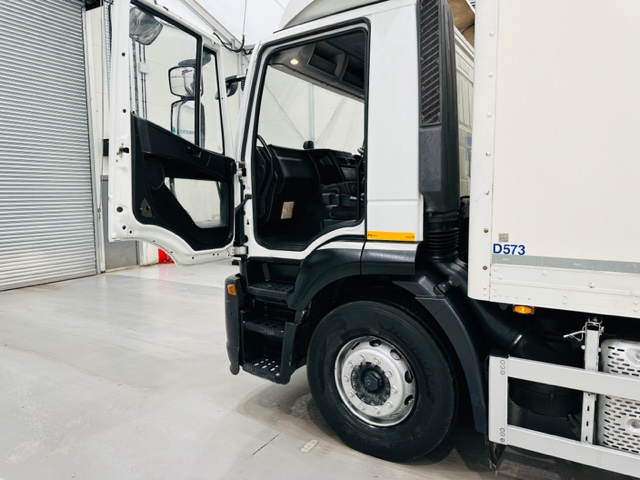Iveco Stralis 310 AT 6×2 Box Van