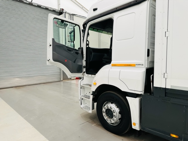 Mercedes 2543 6×2 10 Tyre Rear Lift Sleeper Cab Box Van