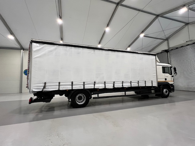 MAN TGM 18.250 4×2 Sleeper Cab Curtainsider