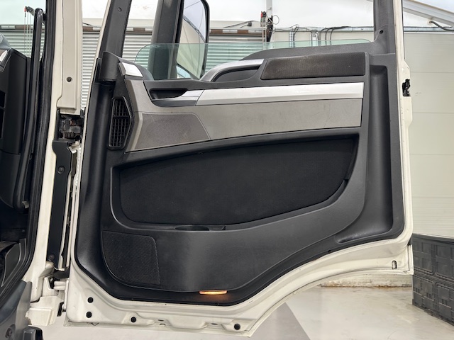 MAN TGS 26.320 6×2 Sleeper Cab Fridge Box