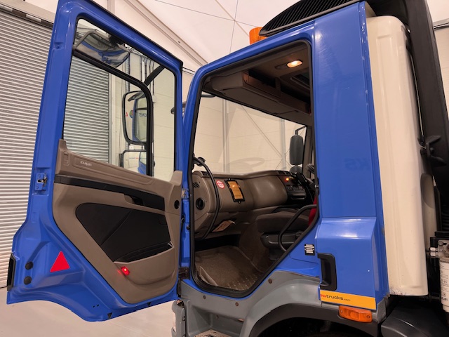 DAF CF75 310 Day Cab Dropside Brick Grab