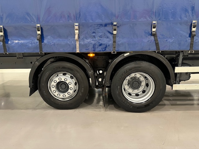 DAF CF 330 6×2 Rear Lift Sleeper Cab Curtainsider
