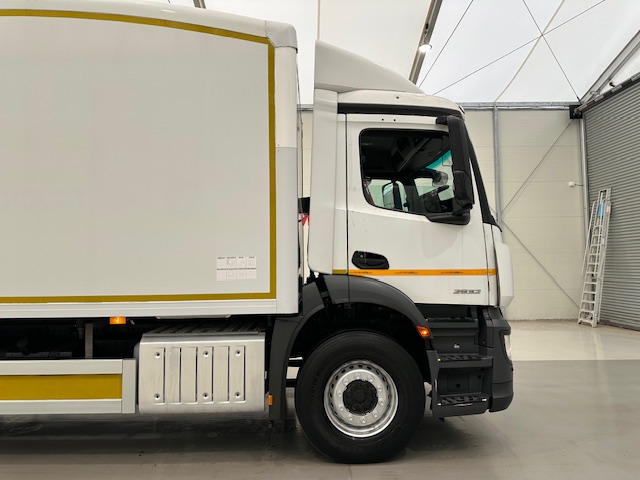 Mercedes Antos 2532 6×2 Rear Lift Day Cab Fridge Box