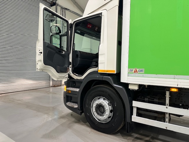 Scania P280 6×2 Rear Lift Day Cab Fridge Box