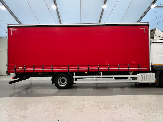 Mercedes Actros 1824 4×2 Sleeper Cab Curtainsider