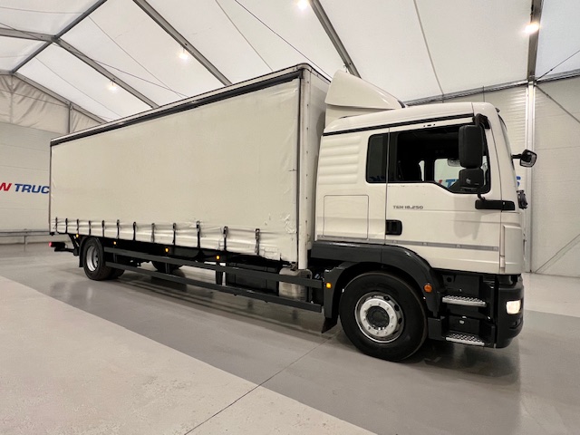 MAN TGM 18.250 4×2 Sleeper Cab Curtainsider