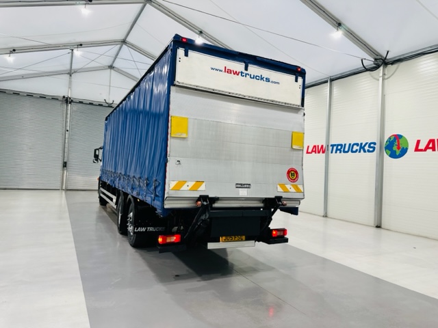 Volvo FM 300 6×2 Sleeper Cab Curtainsider