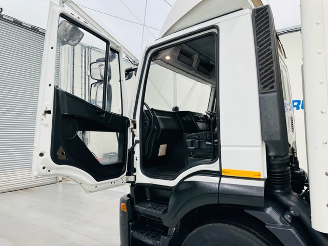 Iveco Stralis 310 AT 6×2 Box Van