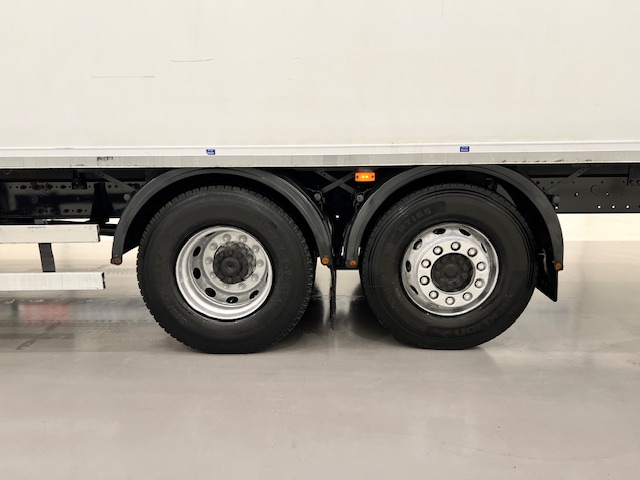 Mercedes Axor 2529 6×2 Rear Lift Sleeper Cab Fridge Box