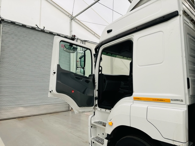 Mercedes 2543 6×2 10 Tyre Rear Lift Sleeper Cab Box Van