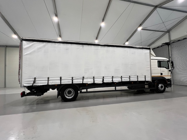 MAN TGM 18.250 4×2 Sleeper Cab Curtainsider