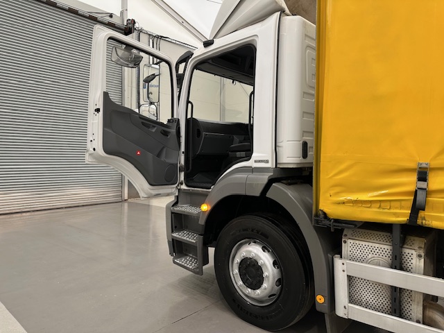 Mercedes Axor 1824 Day Cab Curtainsider Manual