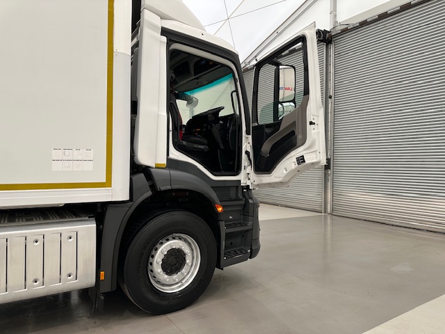 Mercedes Antos 2532 6×2 Rear Lift Day Cab Fridge Box