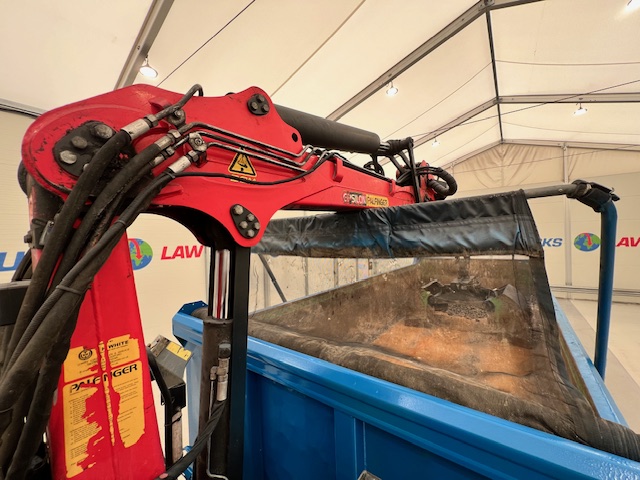 Volvo FM 460 8×4 Steel Tipper Grab
