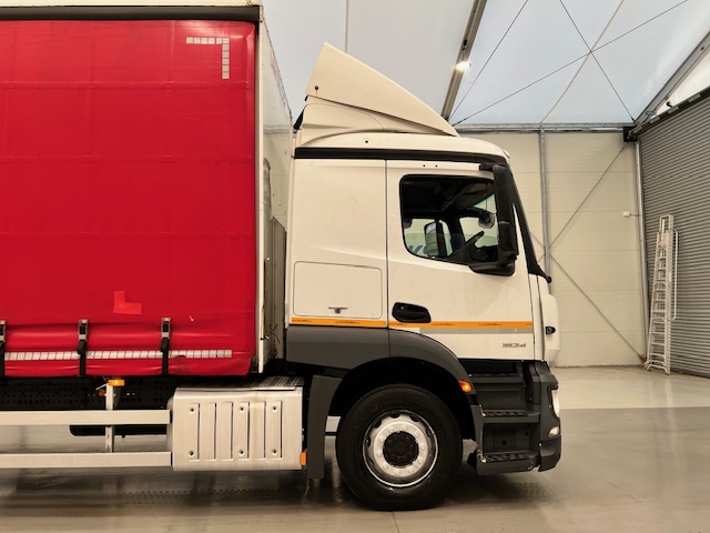 Mercedes Actros 1824 4×2 Sleeper Cab Curtainsider