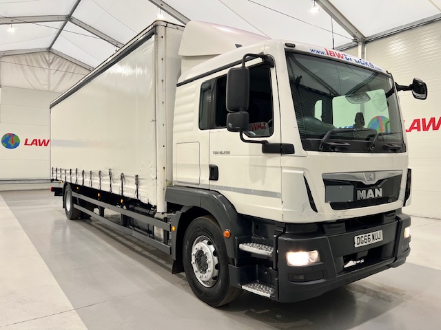 MAN TGM 18.250 4×2 Sleeper Cab Curtainsider