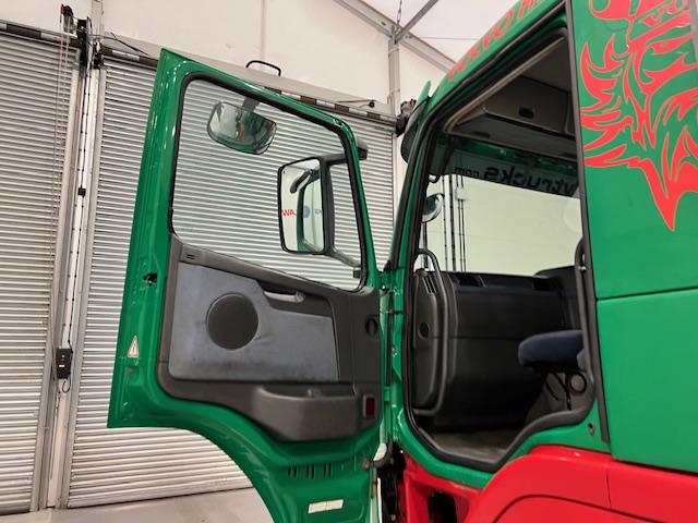 Volvo FM 400 8×4 Day Cab Tipper