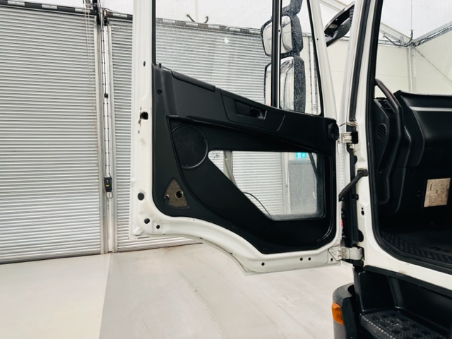 Iveco Stralis 310 AT 6×2 Box Van