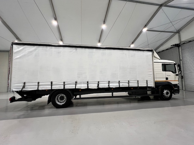 MAN TGM 18.250 4×2 Sleeper Cab Curtainsider