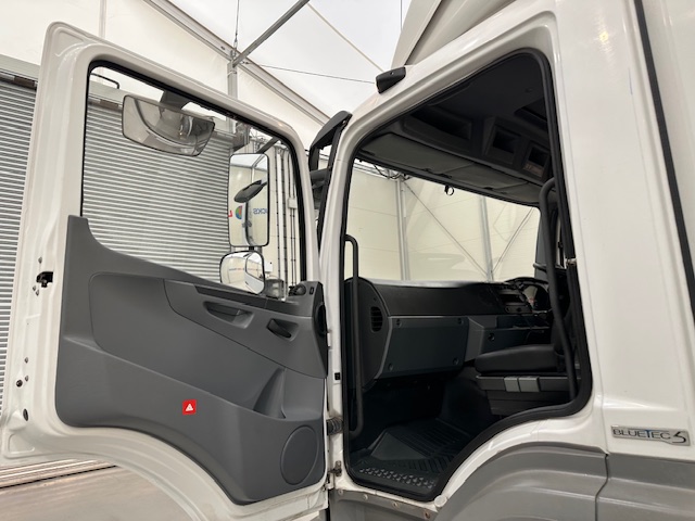 Mercedes Axor 1824 Day Cab Curtainsider Manual