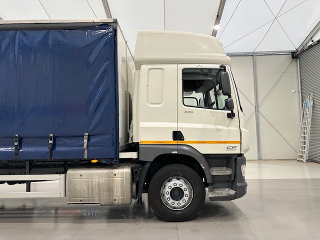 DAF CF 330 6×2 Rear Lift Sleeper Cab Curtainsider