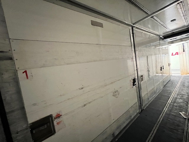 Mercedes Actros 2532 6×2 Rear Lift Day Cab Fridge Box