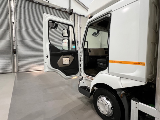 Renault Midlum 190 Sleeper Cab Box Van