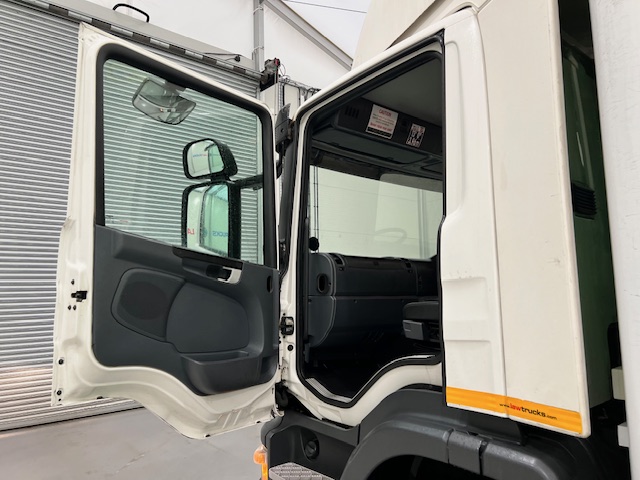Scania P280 6×2 Rear Lift Day Cab Fridge Box