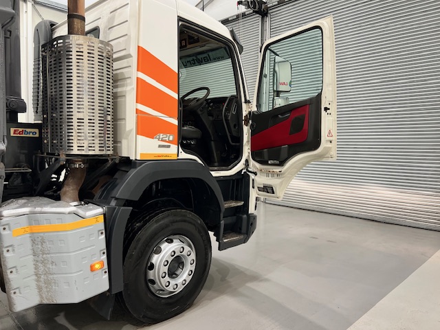 Volvo FMX 420 8×4 Day Cab Steel Tipper