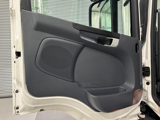 Scania P280 6×2 Rear Lift Day Cab Fridge Box