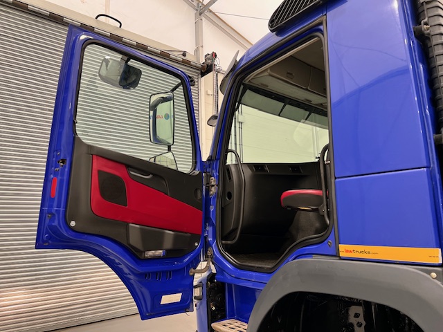 Volvo FM 410 8×4 Day Cab Steel Tipper