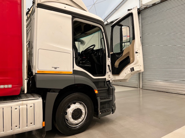 Mercedes Actros 1824 4×2 Sleeper Cab Curtainsider