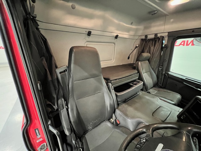 Scania P230 4×2 Sleeper Cab Curtainsider