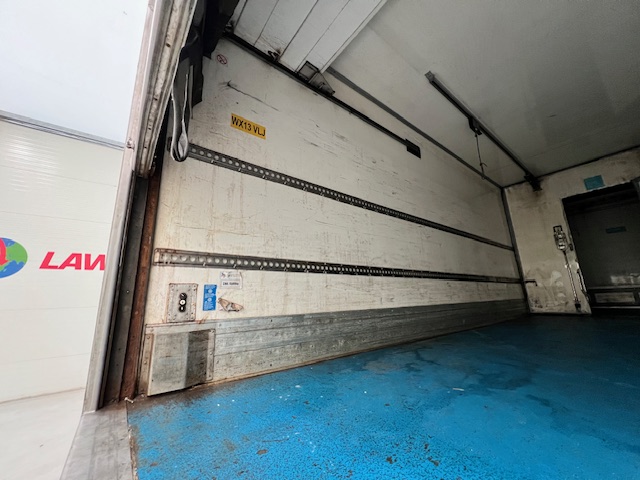 Mercedes Axor 2529 6×2 Rear Lift Sleeper Cab Fridge Box