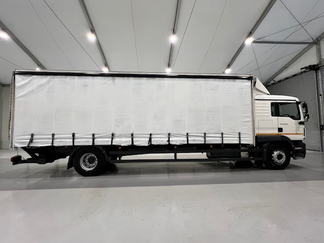 MAN TGM 18.250 4×2 Sleeper Cab Curtainsider